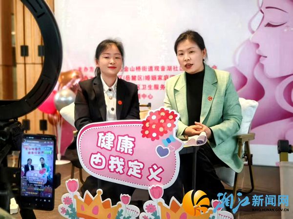 现场专家正在直播讲解.jpg