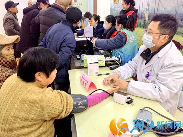 活动现场，医生正在为居民量血压.jpg