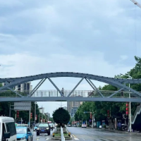 南津北路升起“暖心虹”——零陵区荷叶塘小学人行天桥建成侧记