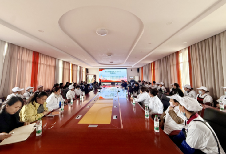 “掌舵人”与“掌勺人”同上一堂课——零陵区南津渡市场监管所创新校园食品安全培训模式