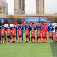 雨中犹见足球飞 场下更觉温情暖