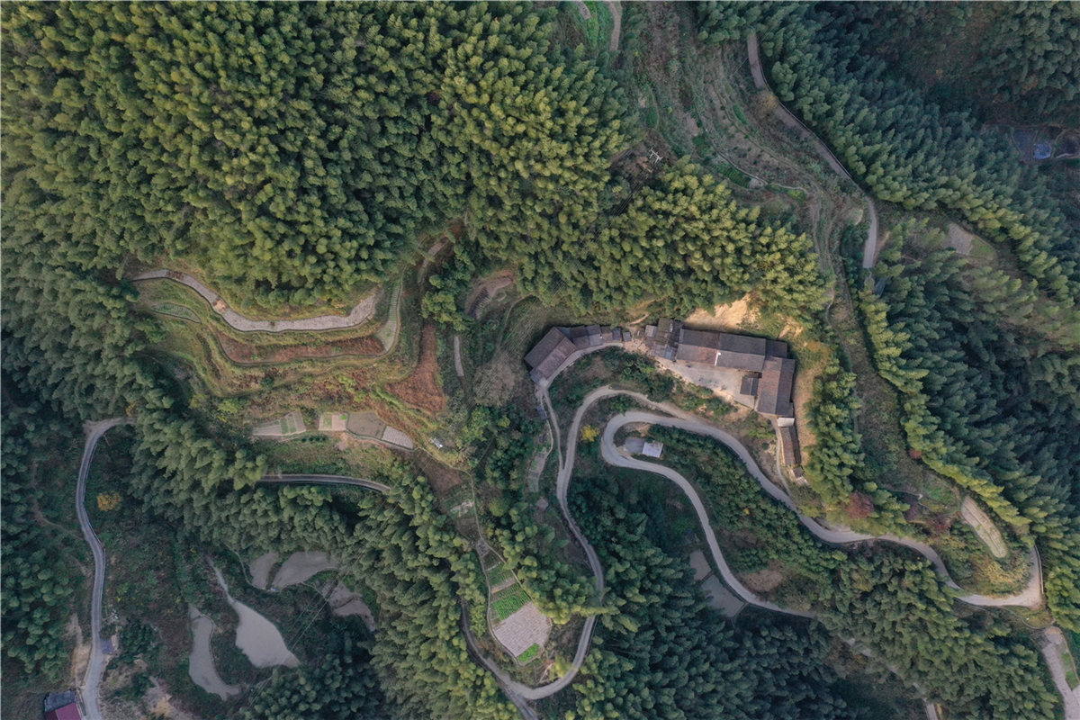 11月18日，在永州市零陵区富家桥镇茶叶湾村，一条长60余公里蜿蜒宽阔的公路，破除了交通出行瓶颈，有效助力产业培育和发展，促进贫困山区增收致富。近年来，零陵区大力发展农村公路建设，助力脱贫攻坚和产业经济发展，同时盯紧“畅返不畅”的农村公路，对“最后一公里”进行动态监管，不仅要修通四好农村路，更重要的是管护好、养护好。