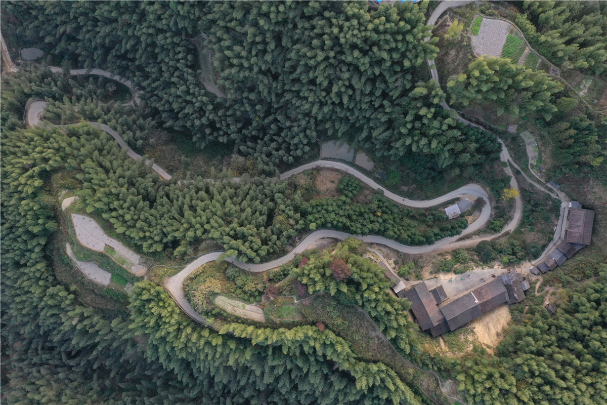 11月18日，在永州市零陵区富家桥镇茶叶湾村，一条长60余公里蜿蜒宽阔的公路，破除了交通出行瓶颈，有效助力产业培育和发展，促进贫困山区增收致富。近年来，零陵区大力发展农村公路建设，助力脱贫攻坚和产业经济发展，同时盯紧“畅返不畅”的农村公路，对“最后一公里”进行动态监管，不仅要修通四好农村路，更重要的是管护好、养护好。