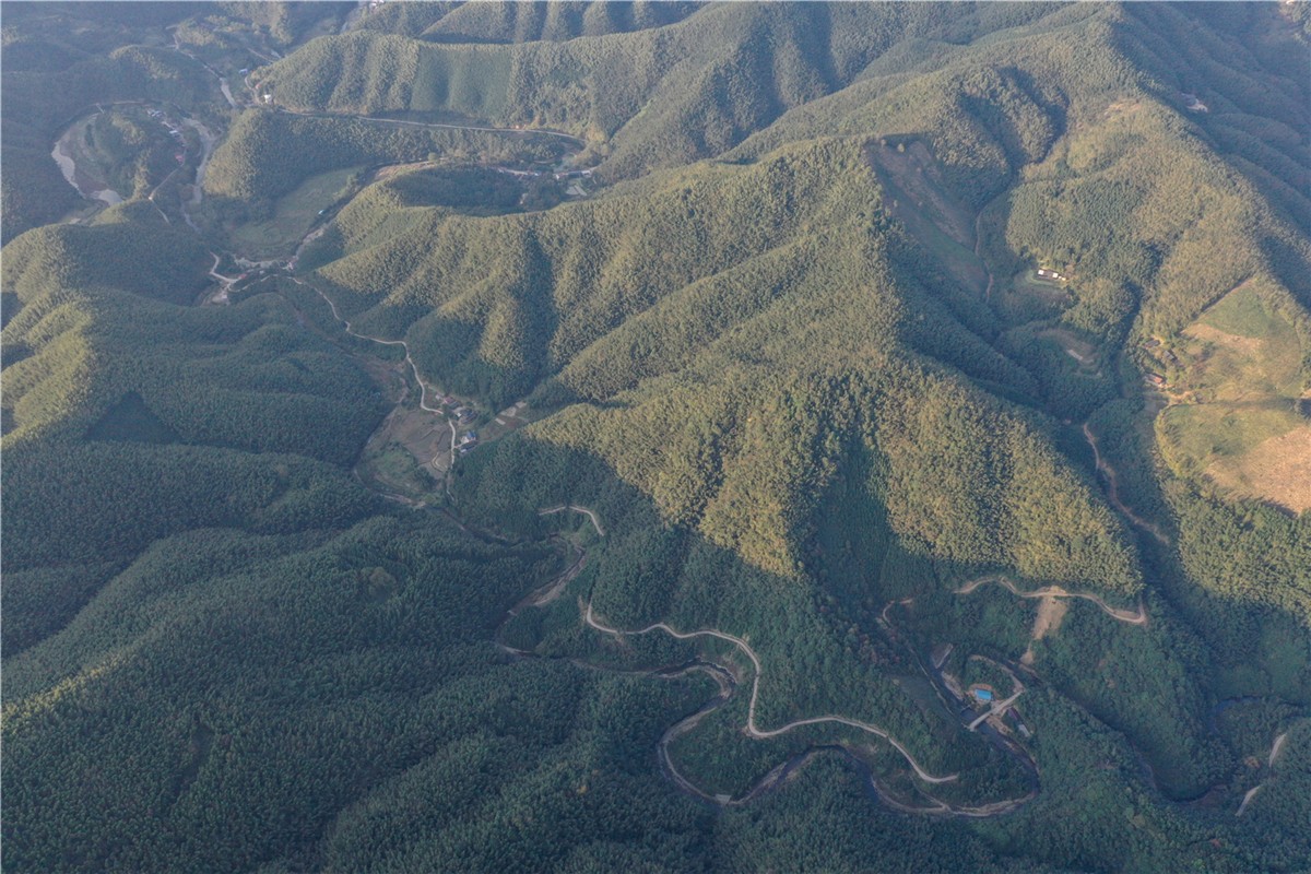 11月18日，在永州市零陵区富家桥镇茶叶湾村，一条长60余公里蜿蜒宽阔的公路，破除了交通出行瓶颈，有效助力产业培育和发展，促进贫困山区增收致富。近年来，零陵区大力发展农村公路建设，助力脱贫攻坚和产业经济发展，同时盯紧“畅返不畅”的农村公路，对“最后一公里”进行动态监管，不仅要修通四好农村路，更重要的是管护好、养护好。