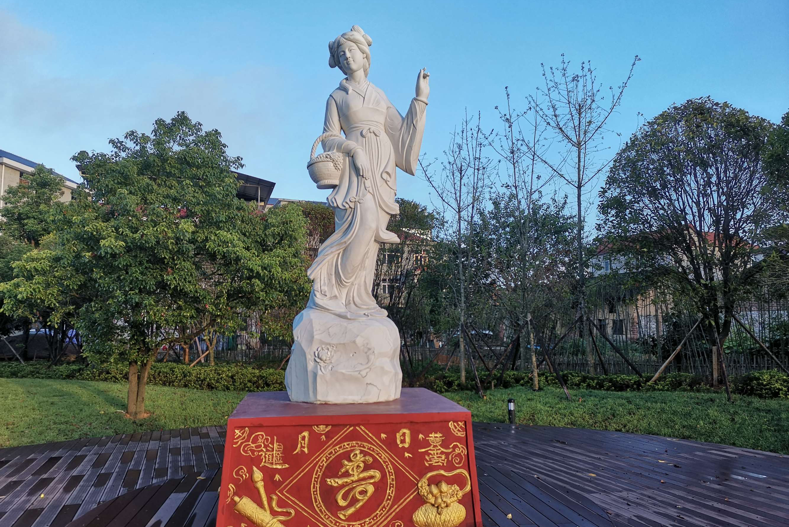 这里老地名叫江口，是贤水注入潇水的汇合处。在九十年代以前，这里是贤水河人放排至长江武汉到上海的起点。昔日的繁忙，现在变得静美起来，就像从未离开过大山的村妹子一样，素颜含羞，纯朴大方。高耸的路灯、铺满沥青的砂路，给这里的村民带来了环境优美、适宜居住神仙般的生活。如今，永富社区的水上大世界里，阁楼亭台、人工沙滩等景点都已经进行重建和修缮，很是靓丽，值得一去。