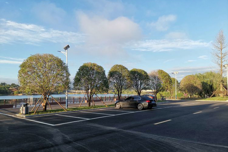 这里老地名叫江口，是贤水注入潇水的汇合处。在九十年代以前，这里是贤水河人放排至长江武汉到上海的起点。昔日的繁忙，现在变得静美起来，就像从未离开过大山的村妹子一样，素颜含羞，纯朴大方。高耸的路灯、铺满沥青的砂路，给这里的村民带来了环境优美、适宜居住神仙般的生活。如今，永富社区的水上大世界里，阁楼亭台、人工沙滩等景点都已经进行重建和修缮，很是靓丽，值得一去。