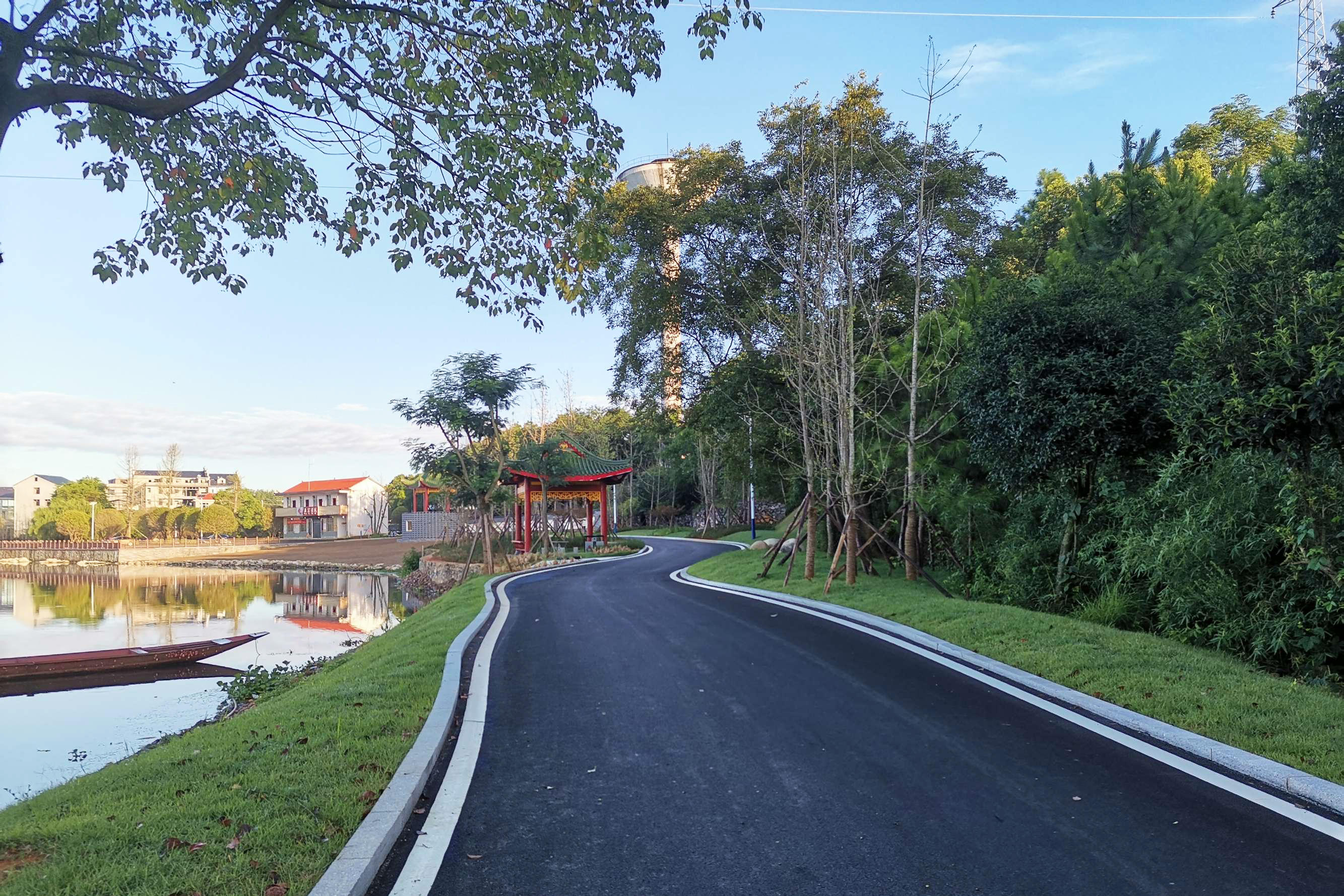 这里老地名叫江口，是贤水注入潇水的汇合处。在九十年代以前，这里是贤水河人放排至长江武汉到上海的起点。昔日的繁忙，现在变得静美起来，就像从未离开过大山的村妹子一样，素颜含羞，纯朴大方。高耸的路灯、铺满沥青的砂路，给这里的村民带来了环境优美、适宜居住神仙般的生活。如今，永富社区的水上大世界里，阁楼亭台、人工沙滩等景点都已经进行重建和修缮，很是靓丽，值得一去。