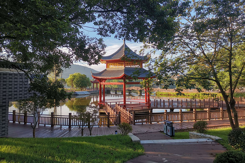 晨光熹微风轻轻，天蓝如洗云悠悠。凉爽的风轻拂脸颊，干净整洁的永富大道两旁，有序停靠着赶早的大小车辆；人民桥下碧波闪耀，水面上散满了碎银似的波光潋滟。这里就是离零陵古城只有十多分钟车程的富家桥镇永富社区。