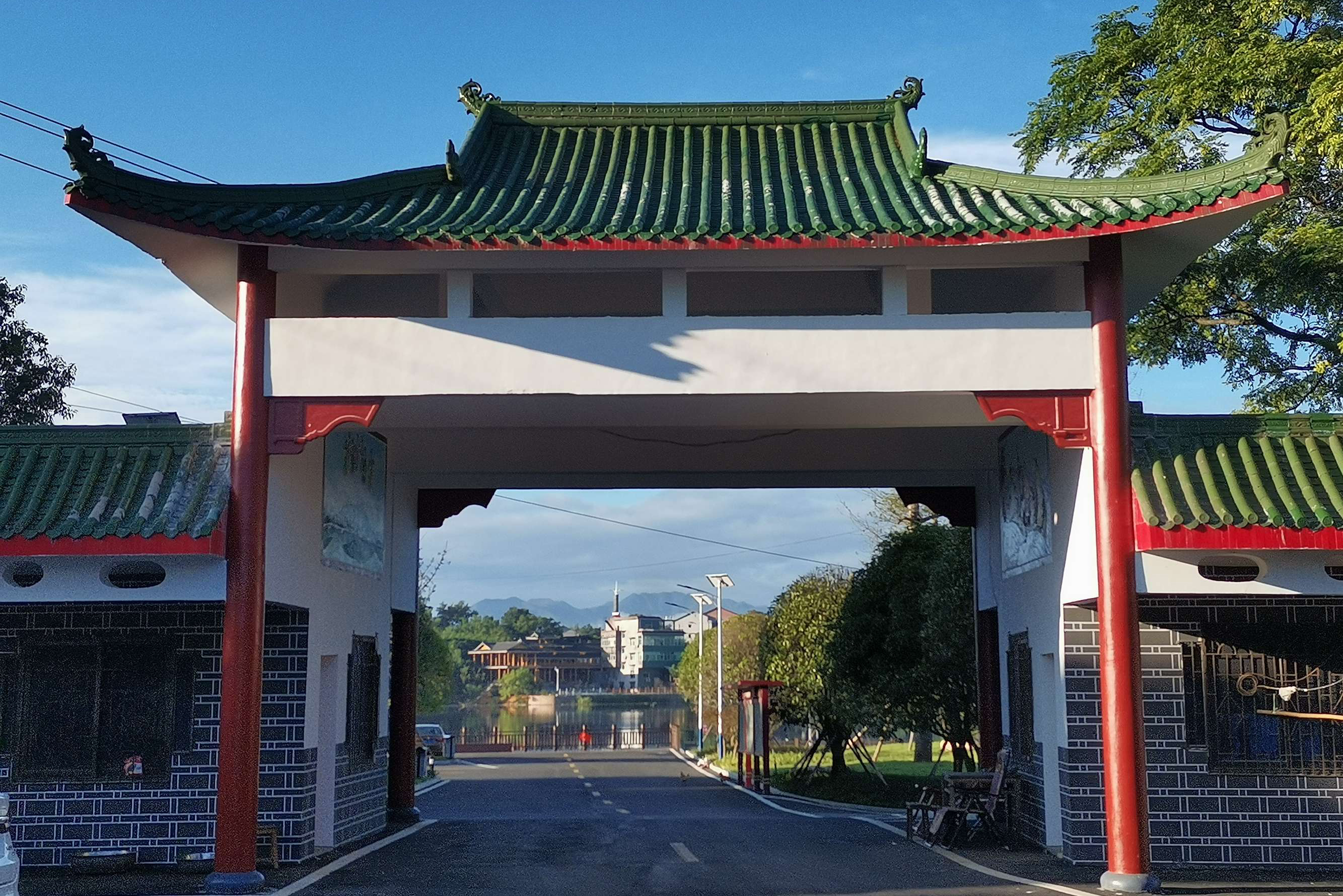 晨光熹微风轻轻，天蓝如洗云悠悠。凉爽的风轻拂脸颊，干净整洁的永富大道两旁，有序停靠着赶早的大小车辆；人民桥下碧波闪耀，水面上散满了碎银似的波光潋滟。这里就是离零陵古城只有十多分钟车程的富家桥镇永富社区。