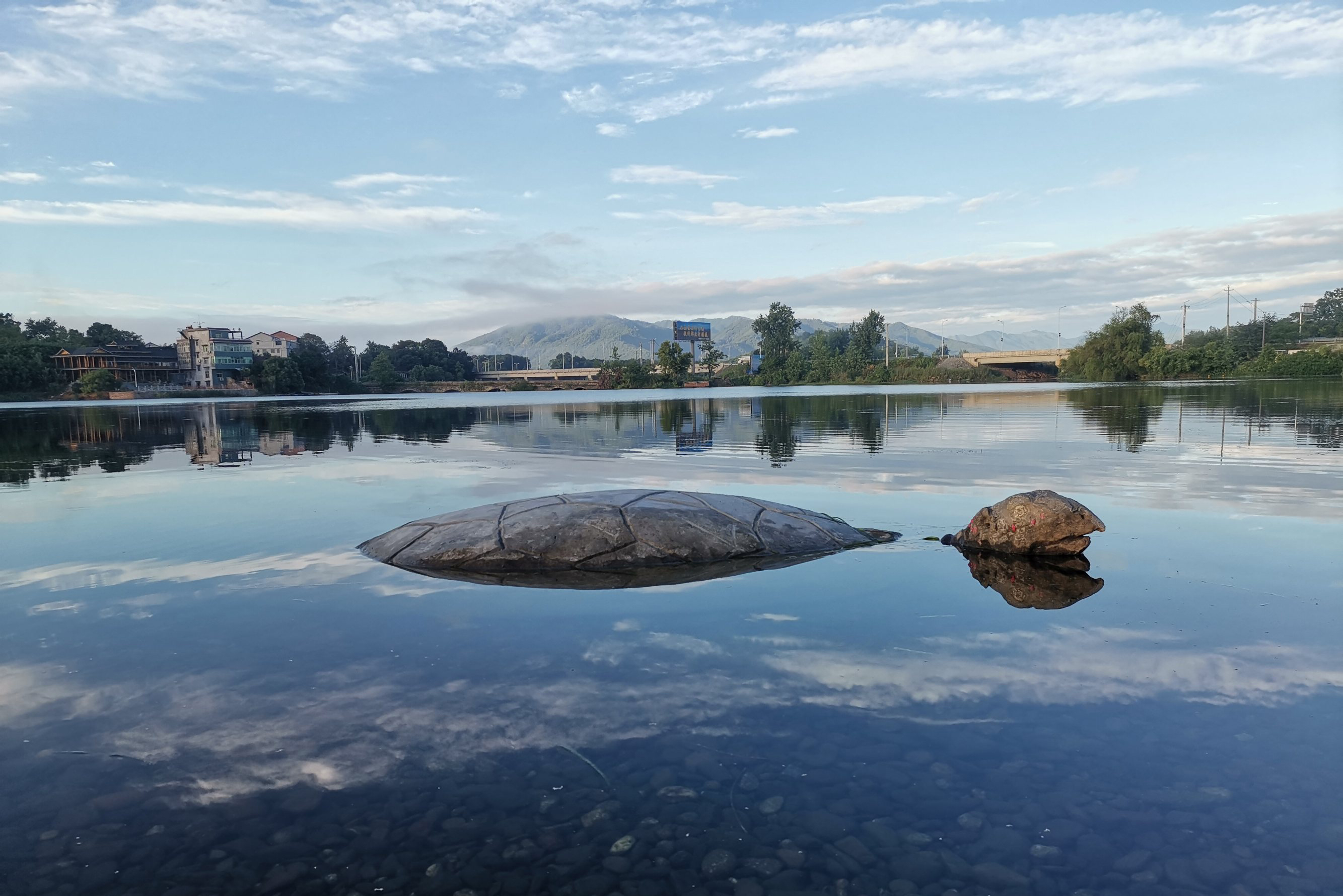 这里老地名叫江口，是贤水注入潇水的汇合处。在九十年代以前，这里是贤水河人放排至长江武汉到上海的起点。昔日的繁忙，现在变得静美起来，就像从未离开过大山的村妹子一样，素颜含羞，纯朴大方。高耸的路灯、铺满沥青的砂路，给这里的村民带来了环境优美、适宜居住神仙般的生活。如今，永富社区的水上大世界里，阁楼亭台、人工沙滩等景点都已经进行重建和修缮，很是靓丽，值得一去。