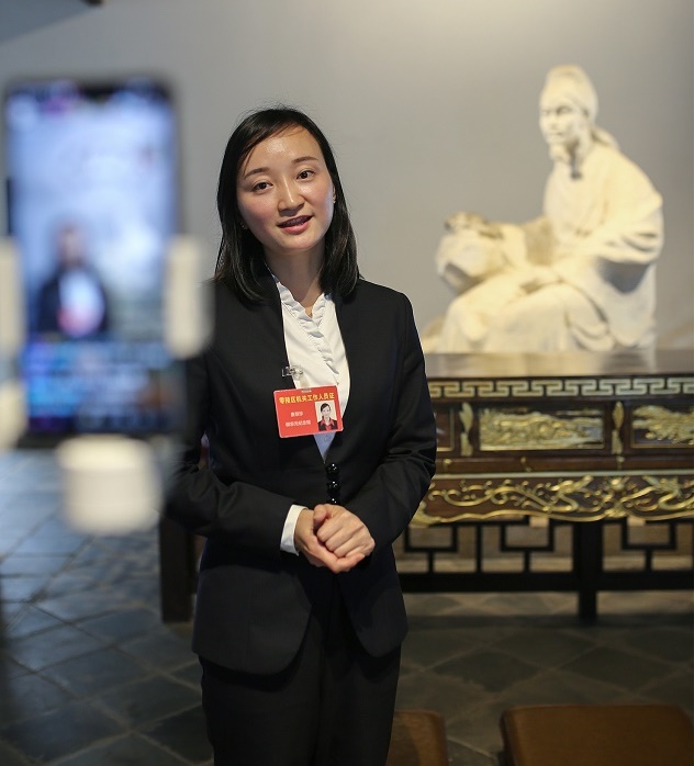 3、2020年4月30日,湖南省永州市零陵区柳宗元文化旅游区,柳宗元纪念馆讲解员通过网络直播讲述一代宗师柳宗元的生平事迹以及民本廉政思想。(潘爱民摄).jpg 3、2020年4月30日,湖南省永州市零陵区柳宗元文化旅游区,柳宗元纪念馆讲解员通过网络直播讲述一代宗师柳宗元的生平事迹以及民本廉政思想。(潘爱民摄).jpg