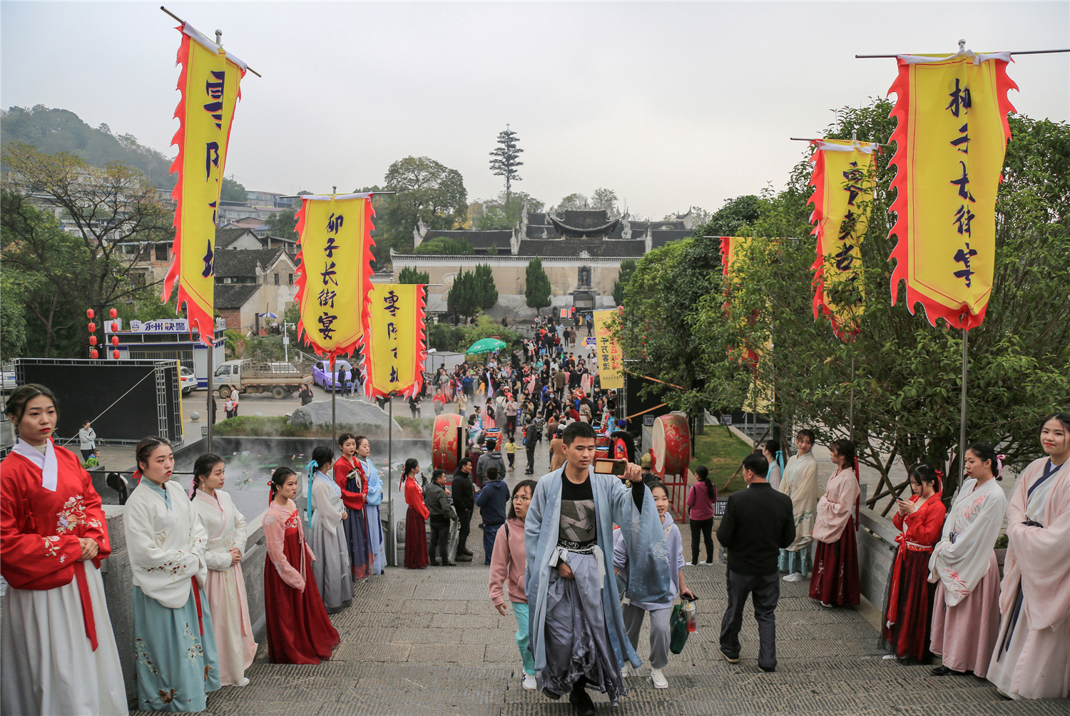 零陵区柳宗元文化旅游区，游客纷纷进入宴席。（潘爱民）