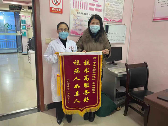 李温雅获锦旗_副本.jpg