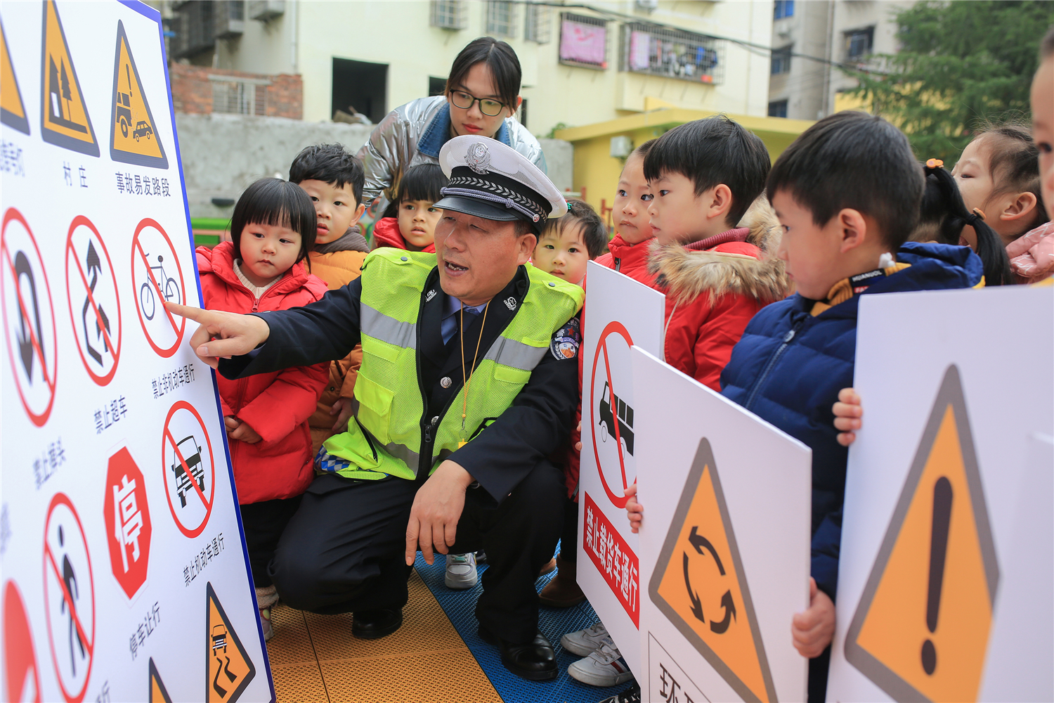 在零陵区机关幼儿园，民警给学生讲解各类交通标志的含义。潘爱民/摄