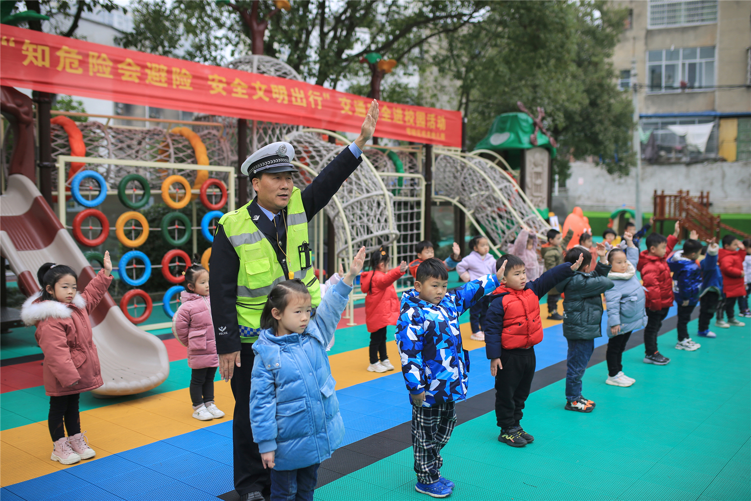 在零陵区机关幼儿园,民警教学生们练习交通指挥手势