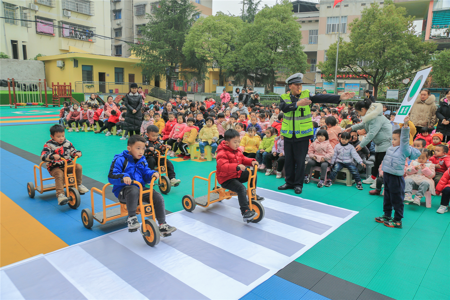 在零陵区机关幼儿园，学生们在做“安全骑行”游戏。潘爱民/摄