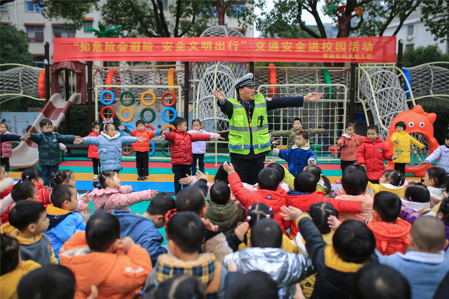 在零陵区机关幼儿园，民警教学生们练习交通指挥手势。潘爱民/摄