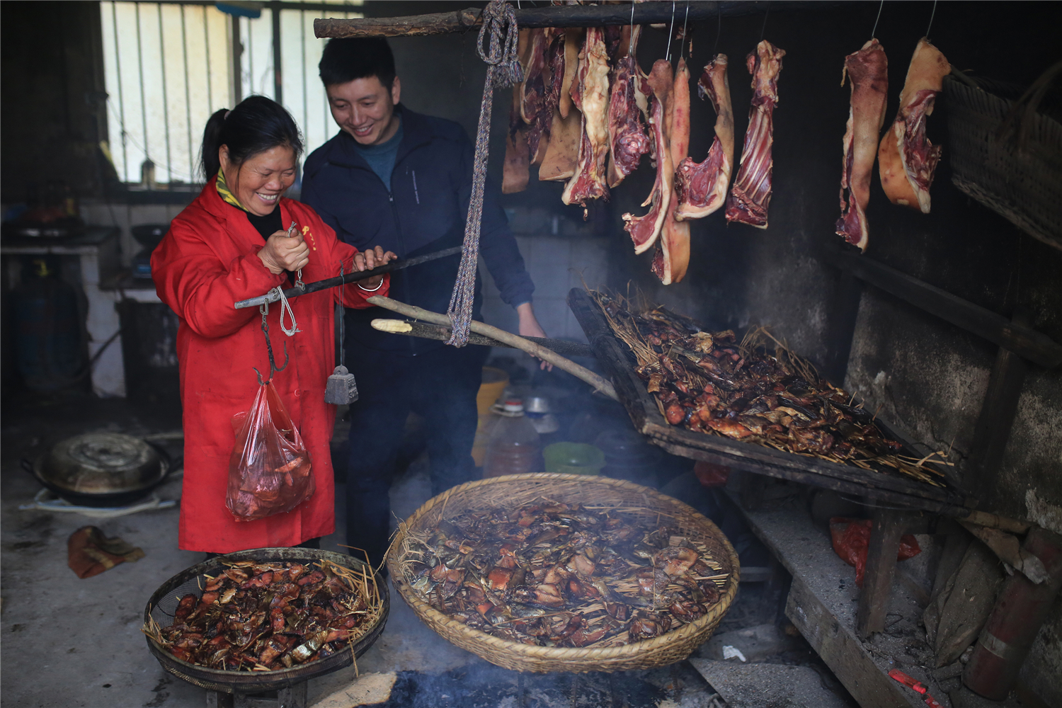 零陵区大庆坪乡下河塘村，工作人员在脱贫户唐翠英家收购干鱼块。潘爱民摄