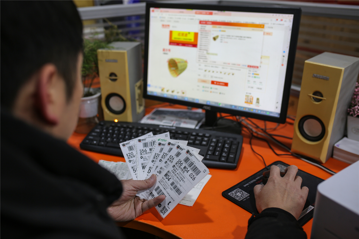 零陵区消费扶贫商城，工作人员在电商平台上核实订单。潘爱民摄