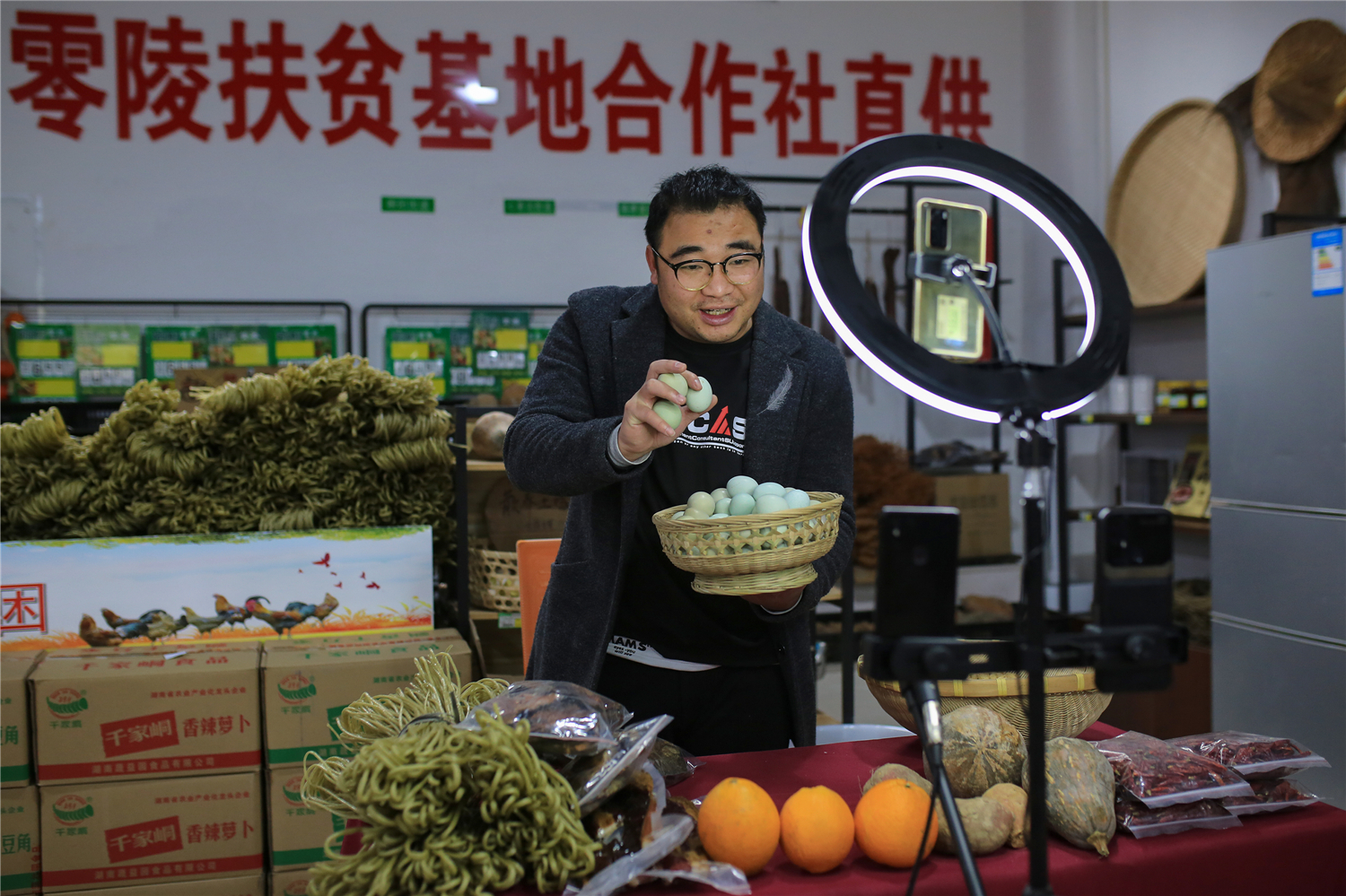 湖南省永州市零陵区消费扶贫商城，网络销售员通过直播平台推介土鸡蛋。潘爱民摄
