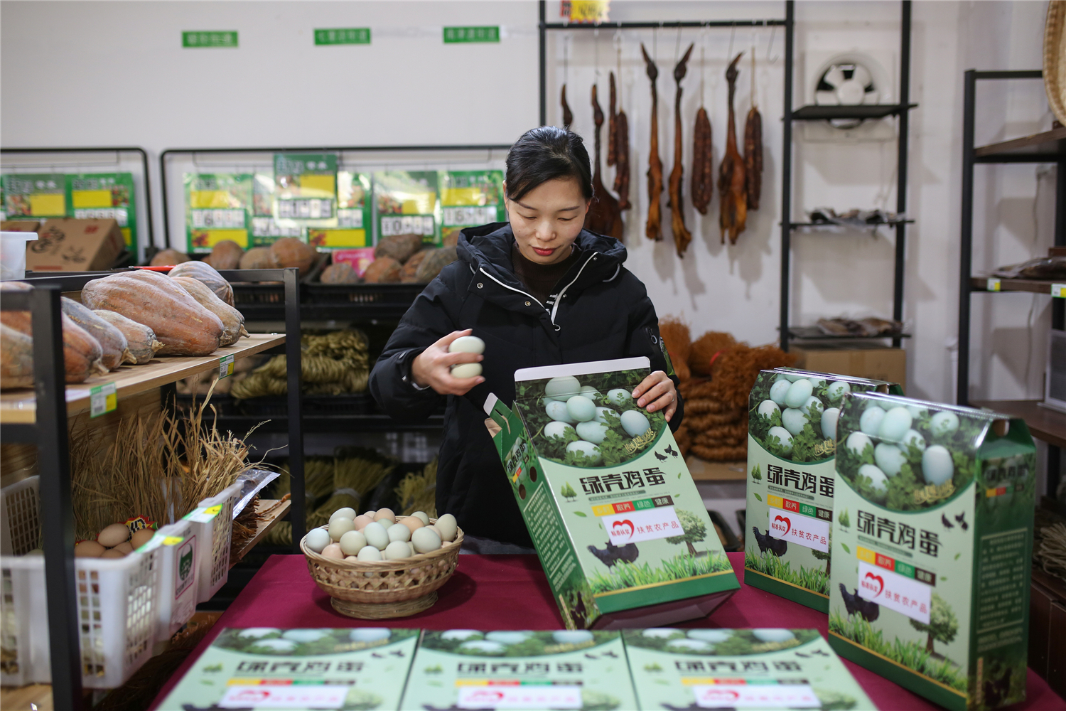 零陵区消费扶贫商城，工作人员在给农产品分类包装。潘爱民摄