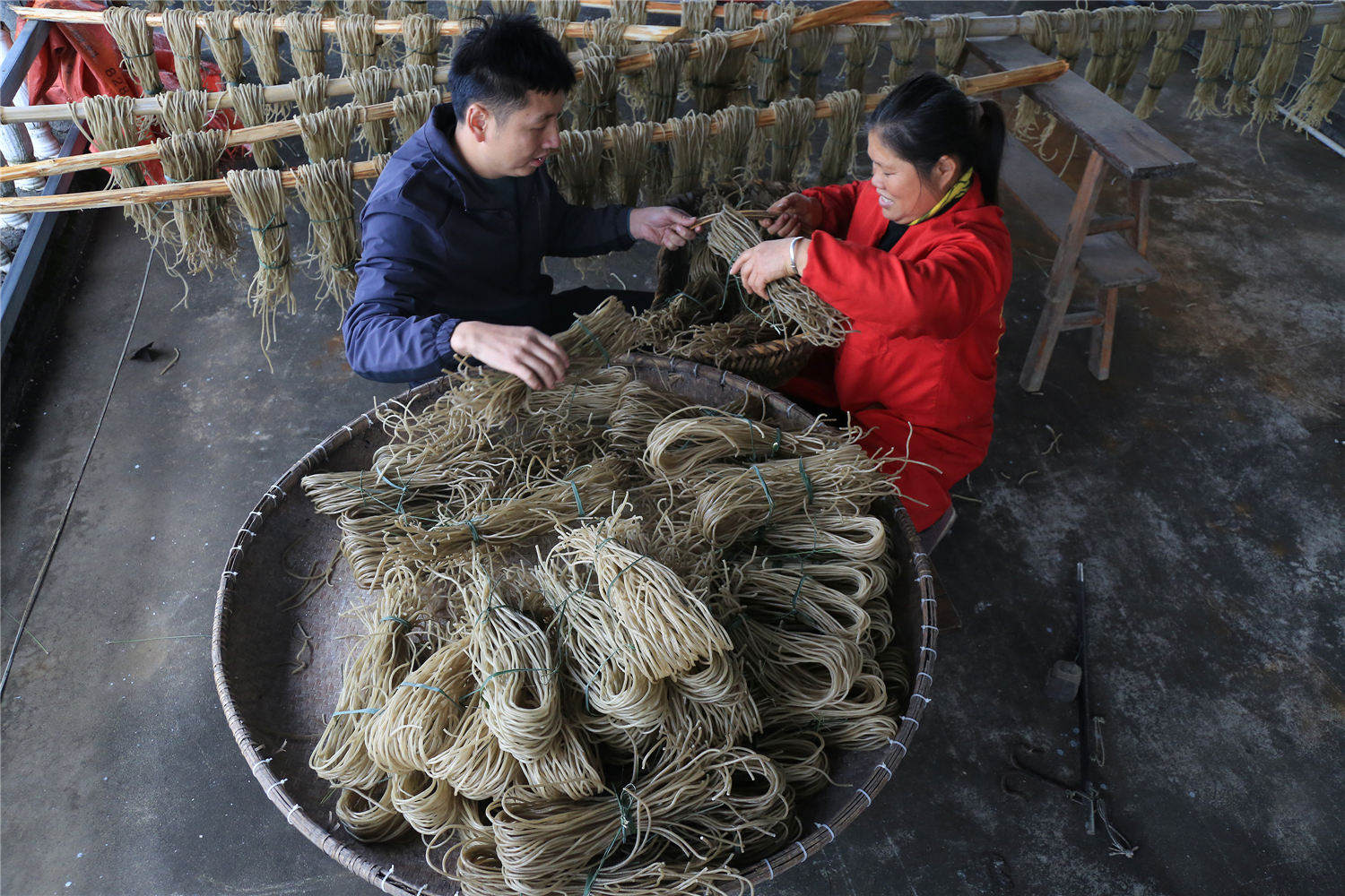 零陵区大庆坪乡下河塘村，工作人员在脱贫户唐翠英家收购红薯粉。潘爱民摄