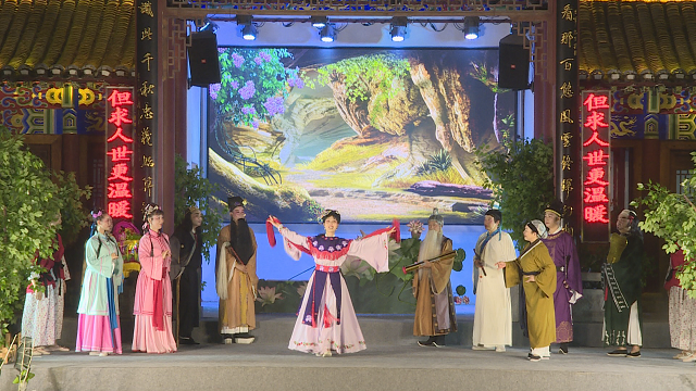 伴随着一段极具地方特色的零陵花鼓戏悠扬而铿锵的乐腔,揭开了"何仙姑