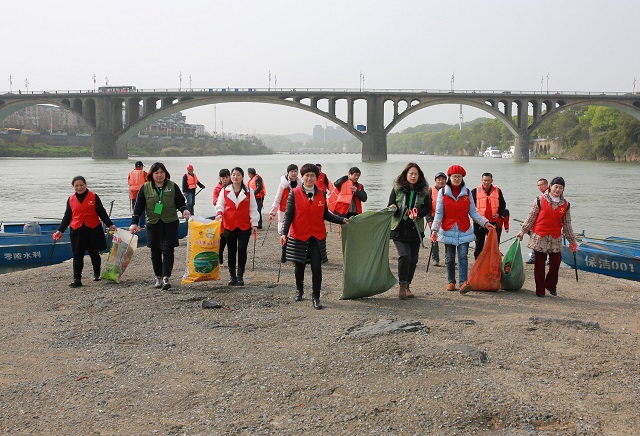 3月22日，零陵区河长办牵手区水利局、零陵潇水国家湿地公园管理局、区民间河长行动中心、区联合志愿者协会等单位，组成的志愿服务队70余人，在潇水河零陵城区段开展以“珍惜水、爱护水”为主题的护水净滩活动。通过巡河、清理河道垃圾、发放宣传资料等活动，迎接第29届“世界水日”和34届“中国水周”。