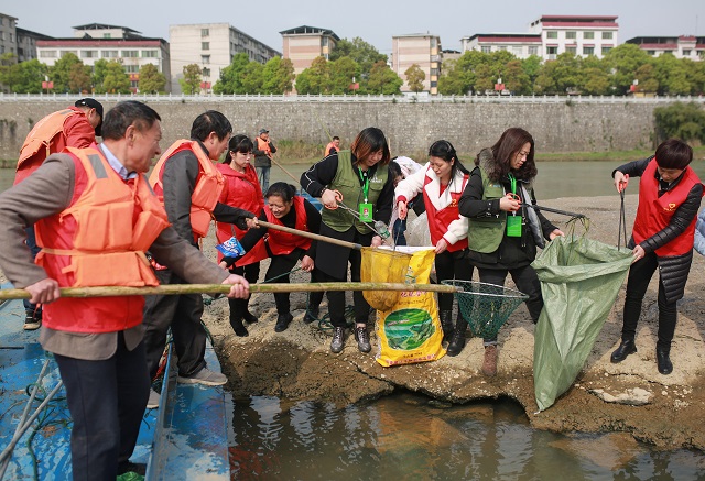 3月22日，零陵区河长办牵手区水利局、零陵潇水国家湿地公园管理局、区民间河长行动中心、区联合志愿者协会等单位，组成的志愿服务队70余人，在潇水河零陵城区段开展以“珍惜水、爱护水”为主题的护水净滩活动。通过巡河、清理河道垃圾、发放宣传资料等活动，迎接第29届“世界水日”和34届“中国水周”。