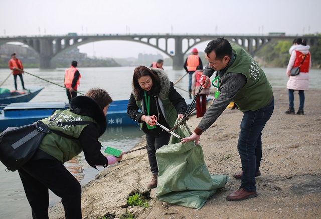 3月22日，零陵区河长办牵手区水利局、零陵潇水国家湿地公园管理局、区民间河长行动中心、区联合志愿者协会等单位，组成的志愿服务队70余人，在潇水河零陵城区段开展以“珍惜水、爱护水”为主题的护水净滩活动。通过巡河、清理河道垃圾、发放宣传资料等活动，迎接第29届“世界水日”和34届“中国水周”。