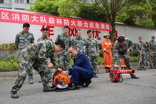 清明临近，森林防火工作十分关键，3月31日，零陵区人武部、区消防救援大队联合开展森林防火知识培训和应急演练活动，活动涵盖森林防火灭火专业知识讲座、专业装备使用演示及讲解、模拟场景演练等方面内容，旨在提高森林火灾应急处置能力，锻炼基层应急救援队伍的快速反应能力，避免风险发生。