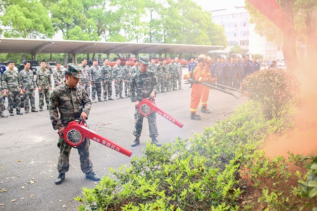 清明临近，森林防火工作十分关键，3月31日，零陵区人武部、区消防救援大队联合开展森林防火知识培训和应急演练活动，活动涵盖森林防火灭火专业知识讲座、专业装备使用演示及讲解、模拟场景演练等方面内容，旨在提高森林火灾应急处置能力，锻炼基层应急救援队伍的快速反应能力，避免风险发生。