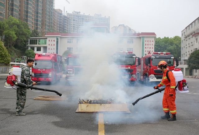 清明临近，森林防火工作十分关键，3月31日，零陵区人武部、区消防救援大队联合开展森林防火知识培训和应急演练活动，活动涵盖森林防火灭火专业知识讲座、专业装备使用演示及讲解、模拟场景演练等方面内容，旨在提高森林火灾应急处置能力，锻炼基层应急救援队伍的快速反应能力，避免风险发生。