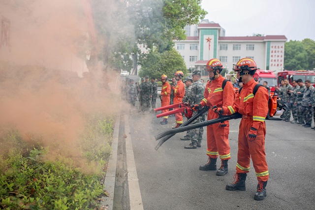 清明临近，森林防火工作十分关键，3月31日，零陵区人武部、区消防救援大队联合开展森林防火知识培训和应急演练活动，活动涵盖森林防火灭火专业知识讲座、专业装备使用演示及讲解、模拟场景演练等方面内容，旨在提高森林火灾应急处置能力，锻炼基层应急救援队伍的快速反应能力，避免风险发生。