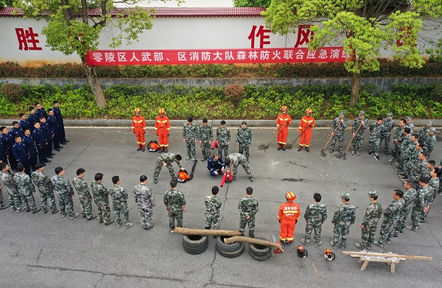 清明临近，森林防火工作十分关键，3月31日，零陵区人武部、区消防救援大队联合开展森林防火知识培训和应急演练活动，活动涵盖森林防火灭火专业知识讲座、专业装备使用演示及讲解、模拟场景演练等方面内容，旨在提高森林火灾应急处置能力，锻炼基层应急救援队伍的快速反应能力，避免风险发生。