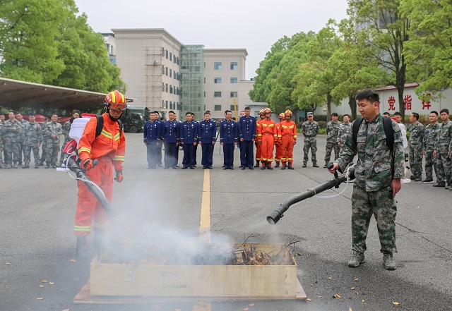 清明临近，森林防火工作十分关键，3月31日，零陵区人武部、区消防救援大队联合开展森林防火知识培训和应急演练活动，活动涵盖森林防火灭火专业知识讲座、专业装备使用演示及讲解、模拟场景演练等方面内容，旨在提高森林火灾应急处置能力，锻炼基层应急救援队伍的快速反应能力，避免风险发生。