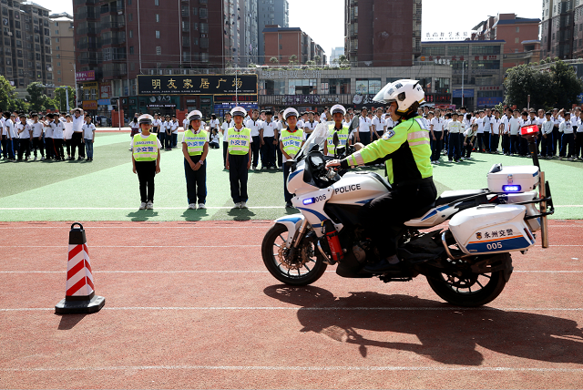 4月30日，零陵区交警走进校园宣传交通安全常识。“五一”假期前夕，零陵区交警和教育局在辖区内小学、幼儿园开展“交通安全进校园”活动。交警们通过现场讲解、场景模拟、交通安全标识标牌辨认、教授交通安全手势操、铁骑队摩托车绕桩表演丰富多彩的活动，引发了孩子们的浓厚兴趣，在寓教于乐中起到了警示教育作用。