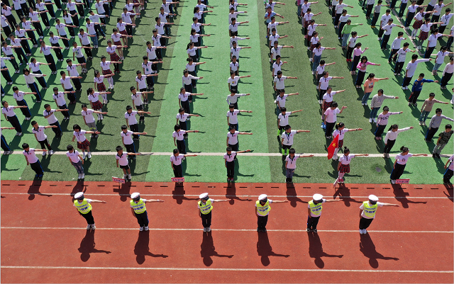 4月30日，零陵区交警走进校园宣传交通安全常识。“五一”假期前夕，零陵区交警和教育局在辖区内小学、幼儿园开展“交通安全进校园”活动。交警们通过现场讲解、场景模拟、交通安全标识标牌辨认、教授交通安全手势操、铁骑队摩托车绕桩表演丰富多彩的活动，引发了孩子们的浓厚兴趣，在寓教于乐中起到了警示教育作用。