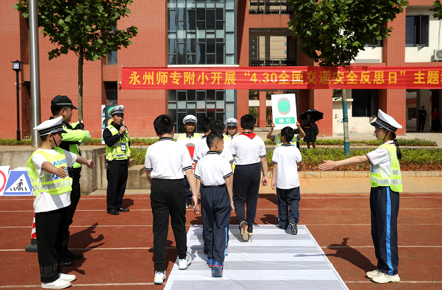 4月30日，零陵区交警走进校园宣传交通安全常识。“五一”假期前夕，零陵区交警和教育局在辖区内小学、幼儿园开展“交通安全进校园”活动。交警们通过现场讲解、场景模拟、交通安全标识标牌辨认、教授交通安全手势操、铁骑队摩托车绕桩表演丰富多彩的活动，引发了孩子们的浓厚兴趣，在寓教于乐中起到了警示教育作用。