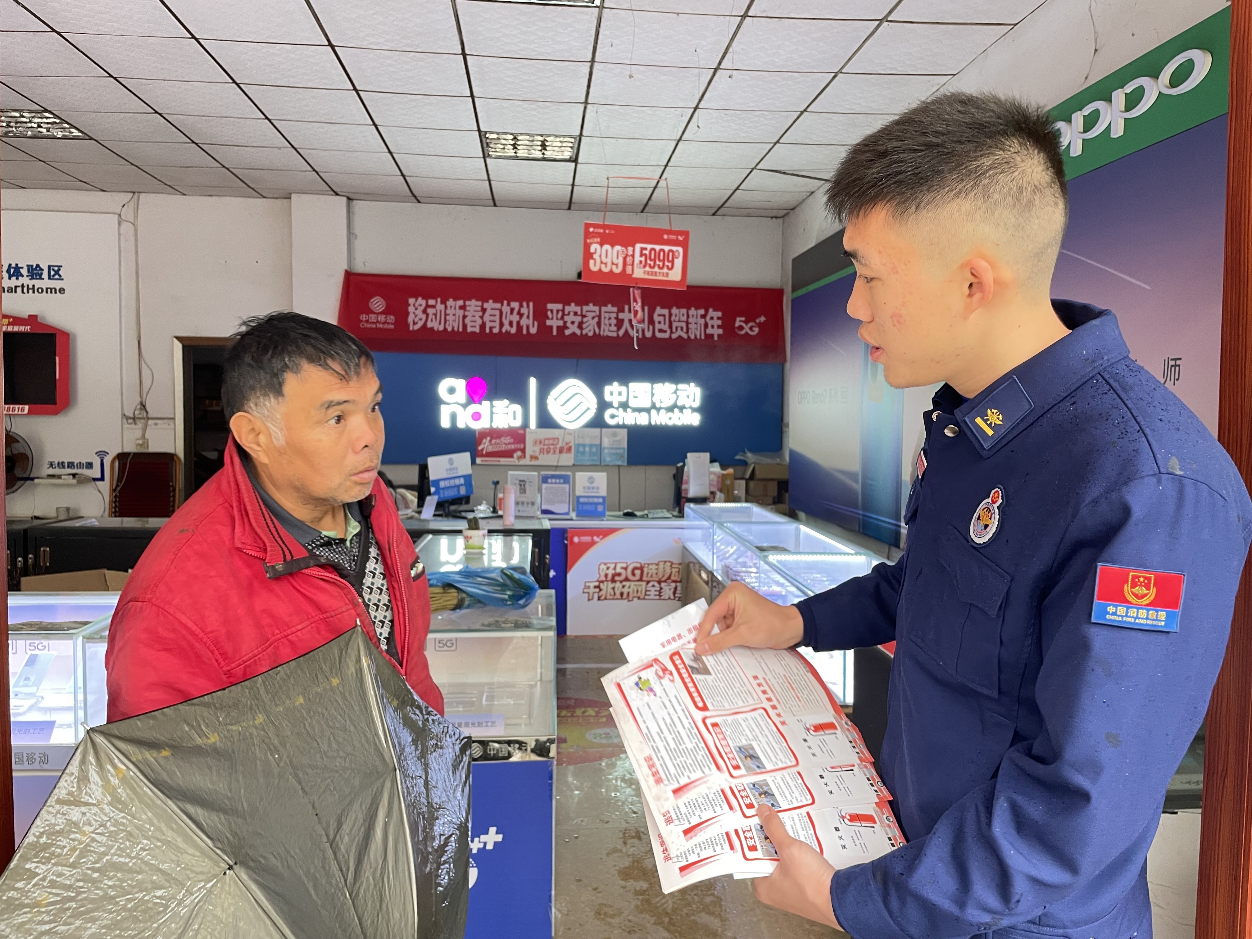 零陵区消防救援大队组织宣传服务队员走进沿街门店为商铺店主发放消防安全知识宣传资料。