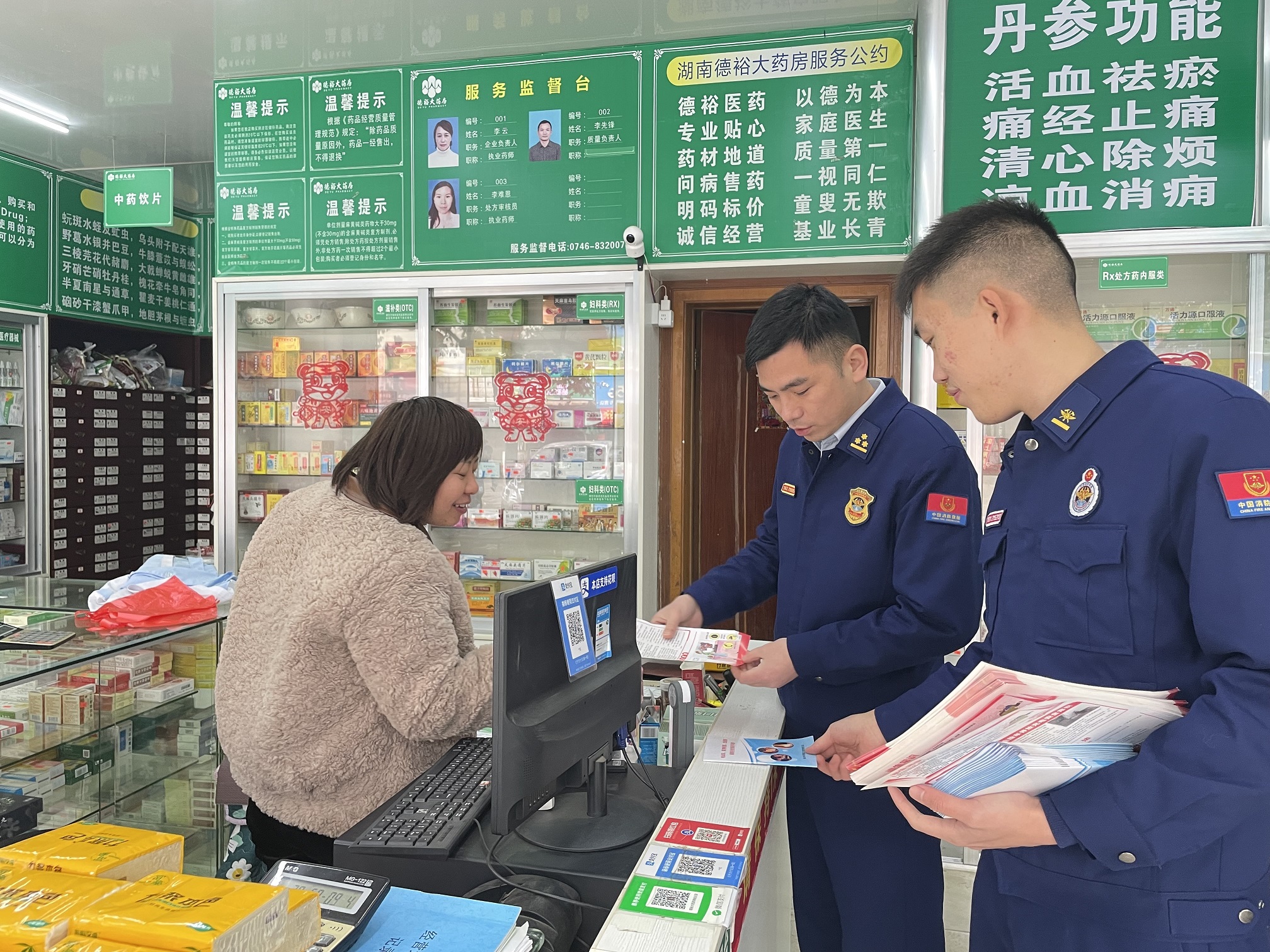 零陵区消防救援大队组织宣传服务队员在沿街门店为商铺店主讲解消防安全常识。