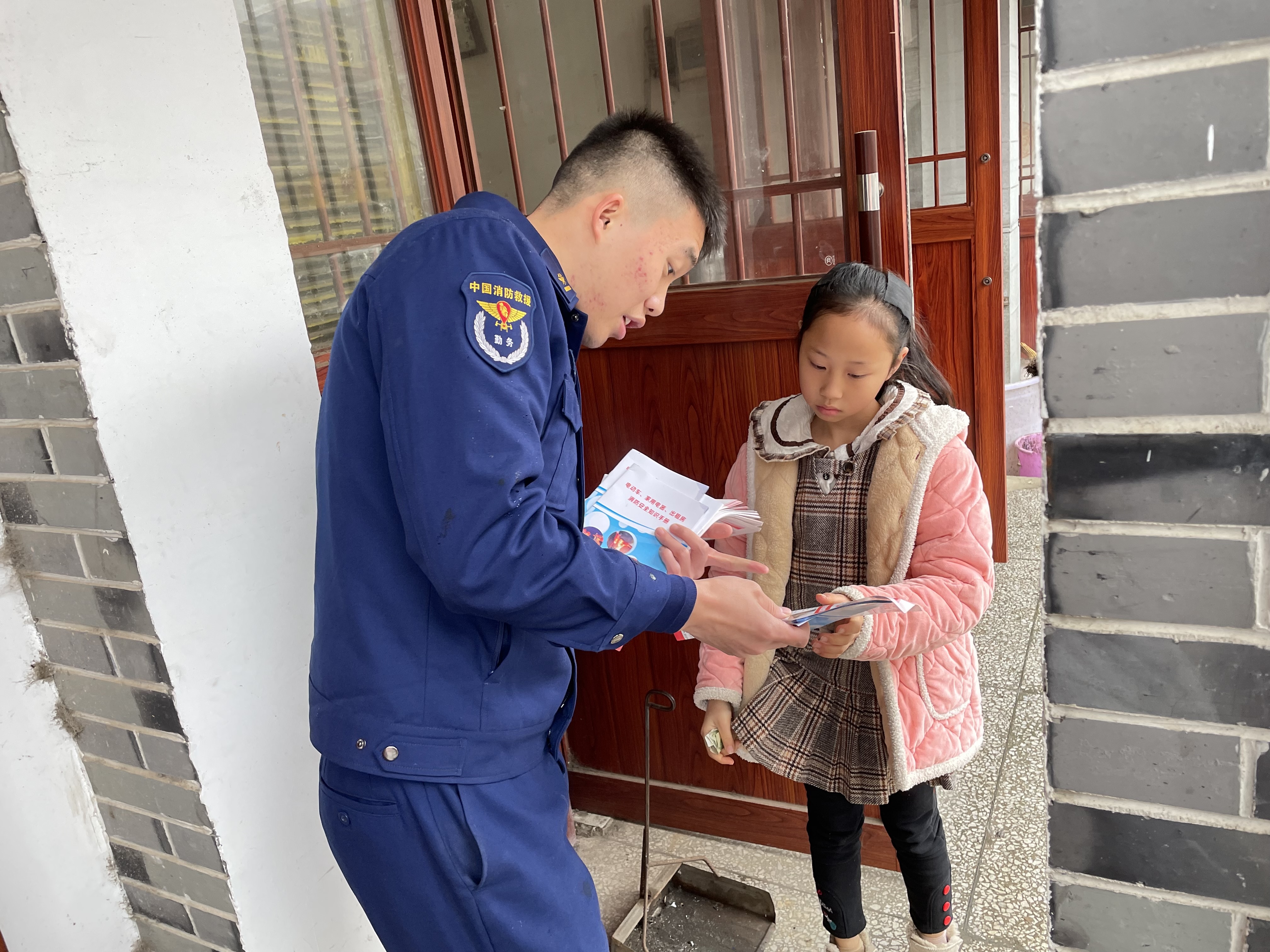 零陵区消防救援大队组织宣传服务队员“敲门入户”为居民发放消防安全知识宣传资料。