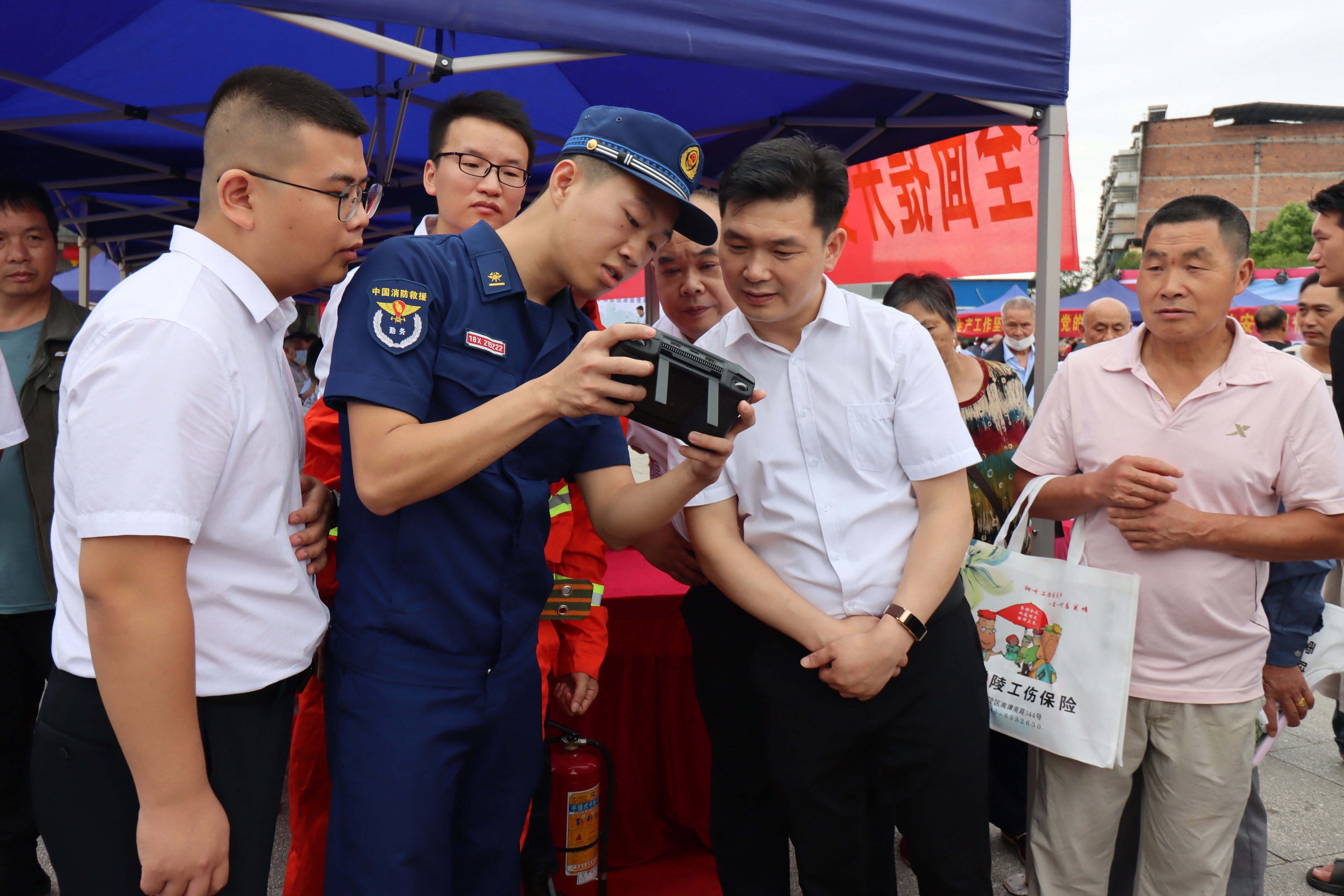 本网讯（通讯员 邓微 ）6月16日，零陵区举行2022年安全生产月“遵守安全生产法，当好第一责任人”主题宣传咨询日活动。活动现场，区消防救援大队采用布设展板、设置消防器材展示区和宣传咨询台、发放宣传资料、讲解法律法规和消防安全常识等多种形式，直接面向社会群众宣传消防安全工作方针、政策、法律法规、消防安全常识，现场讲解演示了各种消防器材装备的名称、功能和使用方法，吸引了大量群众参观学习。