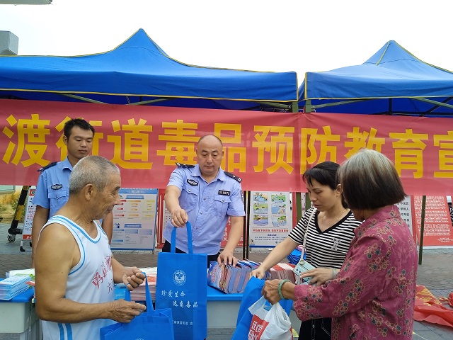 民辅警在永州三中开展禁毒宣传.jpg