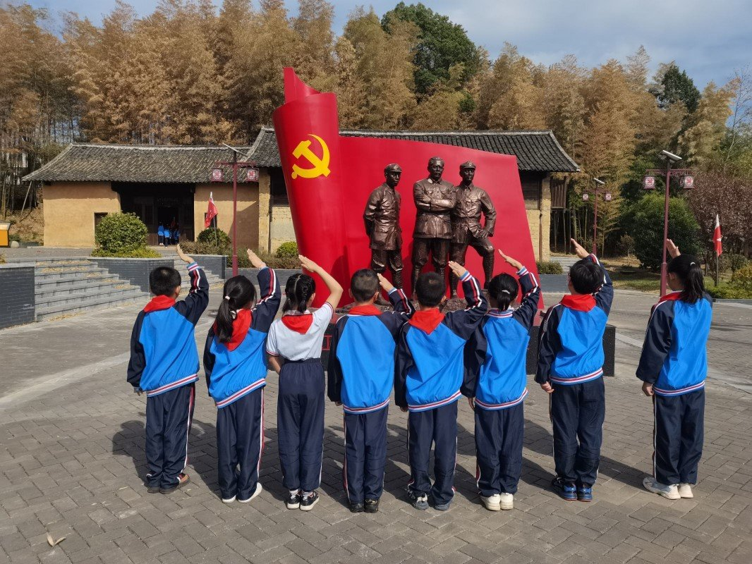 红网时刻9月30日讯（通讯员 卿梦思）为进一步推进学校德育工作扎实开展，对广大师生进行开展爱国主义教育，弘扬我国传统文化，丰富学生生活，深入挖掘节日丰富内涵，推进文明校园创建，营造热烈喜庆、文明和谐的节日氛围，激发少先队员的爱国主义情感，增强少先队员的集体荣誉感，零陵区阳明芙蓉学校特开展“迎中秋·庆国庆”主题教育实践活动。