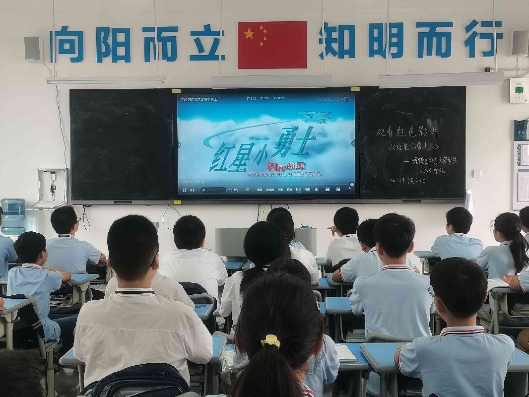 红网时刻9月30日讯（通讯员 卿梦思）为进一步推进学校德育工作扎实开展，对广大师生进行开展爱国主义教育，弘扬我国传统文化，丰富学生生活，深入挖掘节日丰富内涵，推进文明校园创建，营造热烈喜庆、文明和谐的节日氛围，激发少先队员的爱国主义情感，增强少先队员的集体荣誉感，零陵区阳明芙蓉学校特开展“迎中秋·庆国庆”主题教育实践活动。