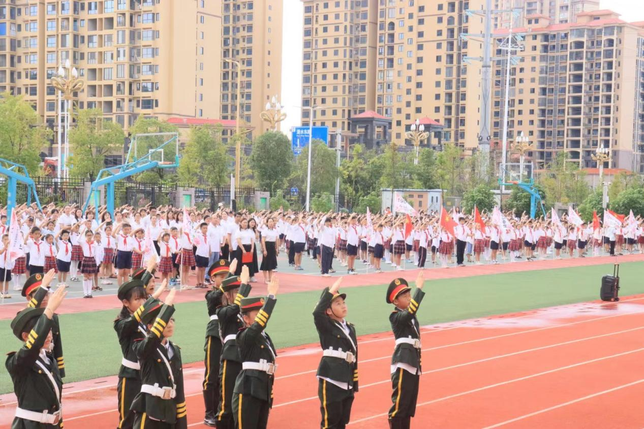 红网时刻9月30日讯（通讯员 卿梦思）为进一步推进学校德育工作扎实开展，对广大师生进行开展爱国主义教育，弘扬我国传统文化，丰富学生生活，深入挖掘节日丰富内涵，推进文明校园创建，营造热烈喜庆、文明和谐的节日氛围，激发少先队员的爱国主义情感，增强少先队员的集体荣誉感，零陵区阳明芙蓉学校特开展“迎中秋·庆国庆”主题教育实践活动。