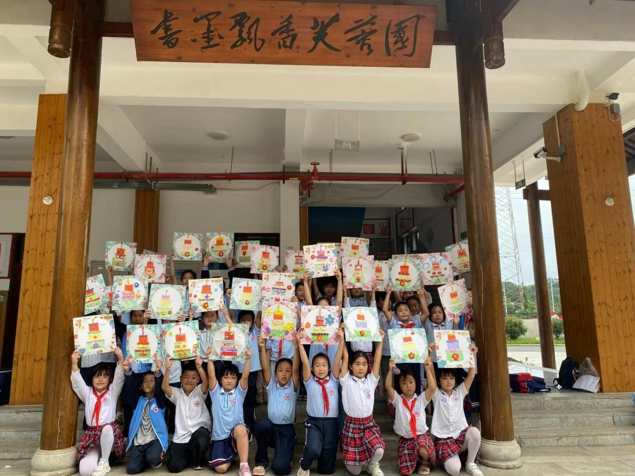 红网时刻9月30日讯（通讯员 卿梦思）为进一步推进学校德育工作扎实开展，对广大师生进行开展爱国主义教育，弘扬我国传统文化，丰富学生生活，深入挖掘节日丰富内涵，推进文明校园创建，营造热烈喜庆、文明和谐的节日氛围，激发少先队员的爱国主义情感，增强少先队员的集体荣誉感，零陵区阳明芙蓉学校特开展“迎中秋·庆国庆”主题教育实践活动。