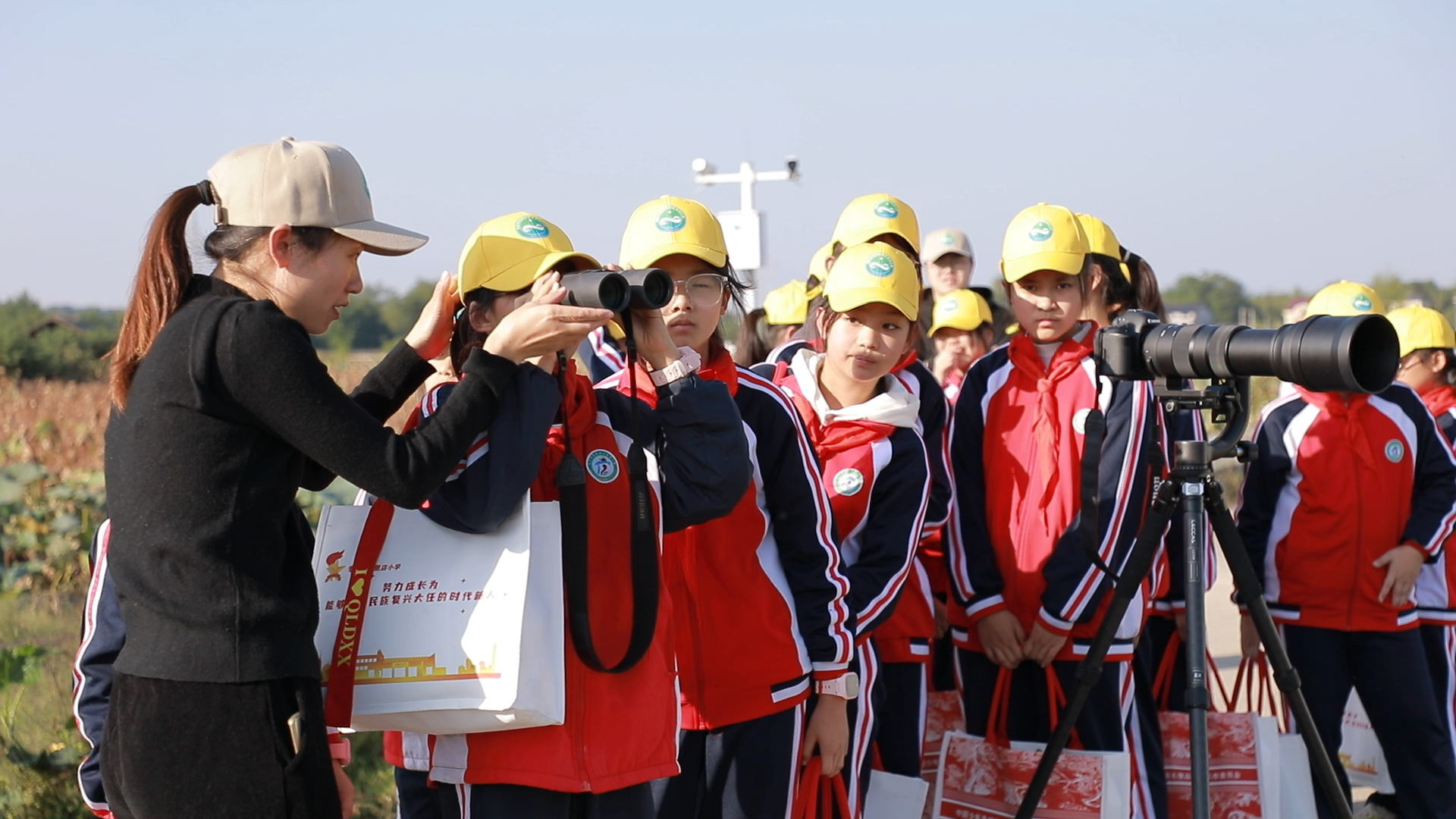 零陵区七里店小学的三十余名师生走进零陵潇水国家湿地公园，开展“鹭过零陵 谱写碧水蓝天”观鸟实践活动，进一步提高学生自然科普和保护鸟类的意识，树立人与自然和谐共生的新风尚。（段庭迁 摄）
