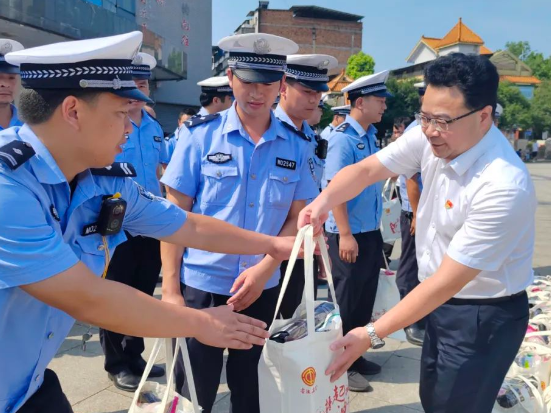 零陵：赵立平带队开展夏日“送清凉”走访慰问